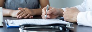 personne remplissant un questionnaire